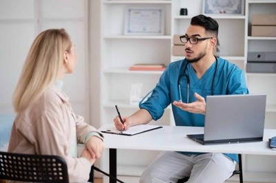 Consultation about how Orthovisc works with knee pain